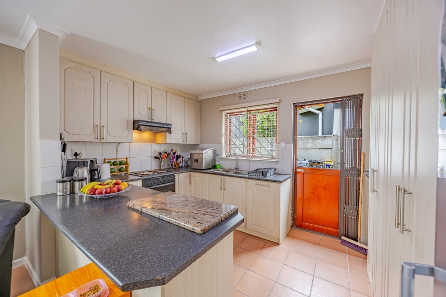 3 Bedroom Property for Sale in Oakglen Western Cape